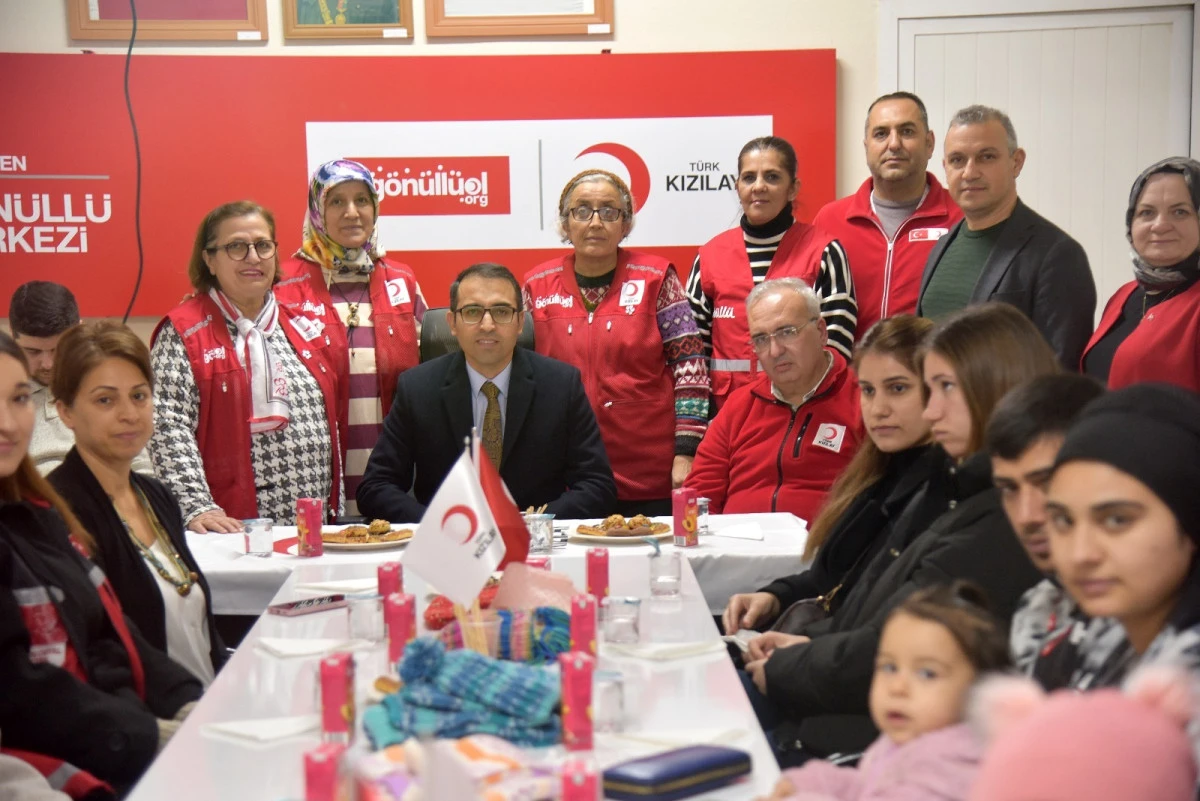 Kızılay Menemen, &ccedil;ocukların hem kalbini hem ellerini ısıtıyor