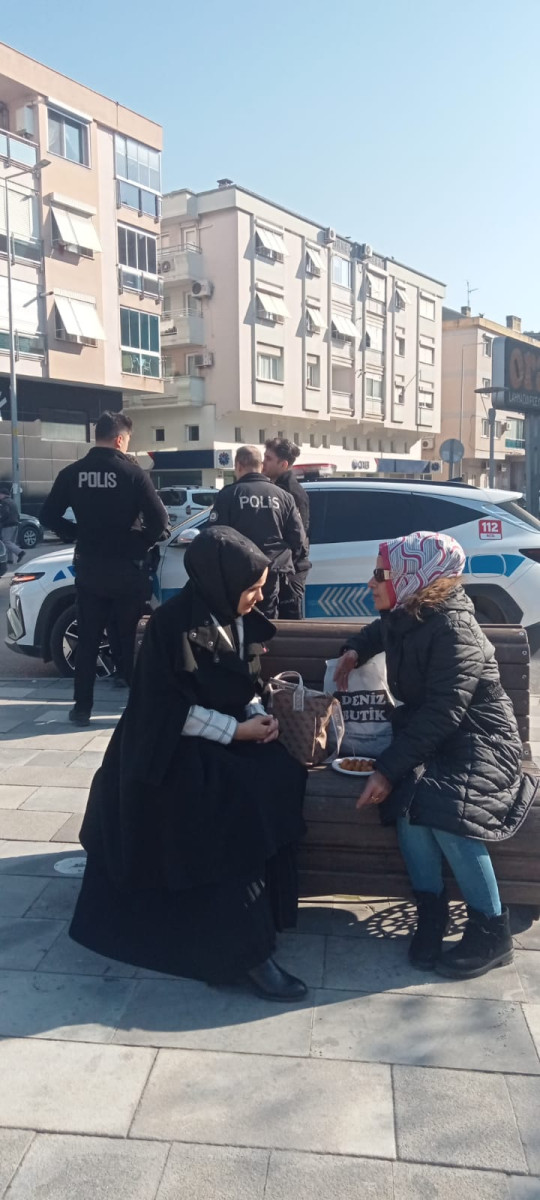 AK Parti Buca İlçe Başkanlığı Kadın Kolları, Beraat Kandili'ni 800 kişilik lokma hayrı ikramıyla kutladı.