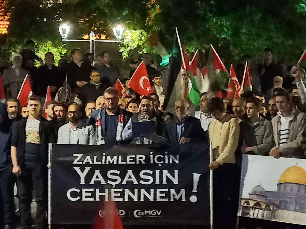 Anadolu Gen&ccedil;lik Derneği Balıkesir Şubesi her Pazartesi yatsı namazı sonrasında Paşa Camii avlusunda yaptığı &ldquo;Filistin'e Destek&rdquo; eyleminin 16.cısını  bu gece  ger&ccedil;ekleştirdi. 
