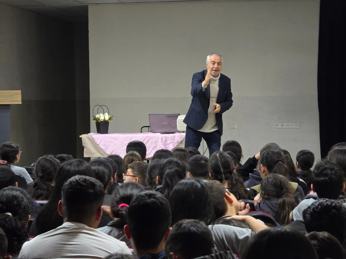 Buca Gazi Ortaokulu&rsquo;nda K&uuml;lt&uuml;r R&uuml;zg&acirc;rı: Tarih ve Edebiyat Bir Arada