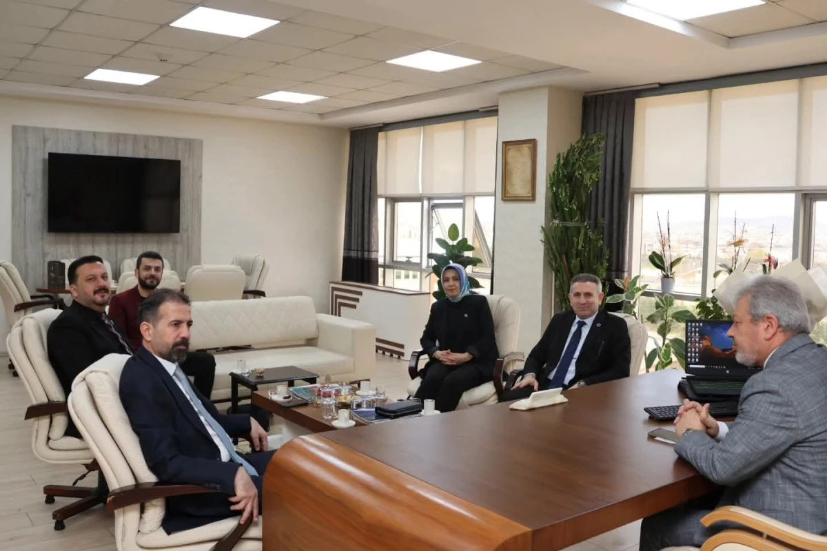 Eğitim G&uuml;ndemi Masaya Yatırıldı: H&uuml;rriyet&ccedil;i Eğitim Sen&rsquo;den Nezaket Ziyareti