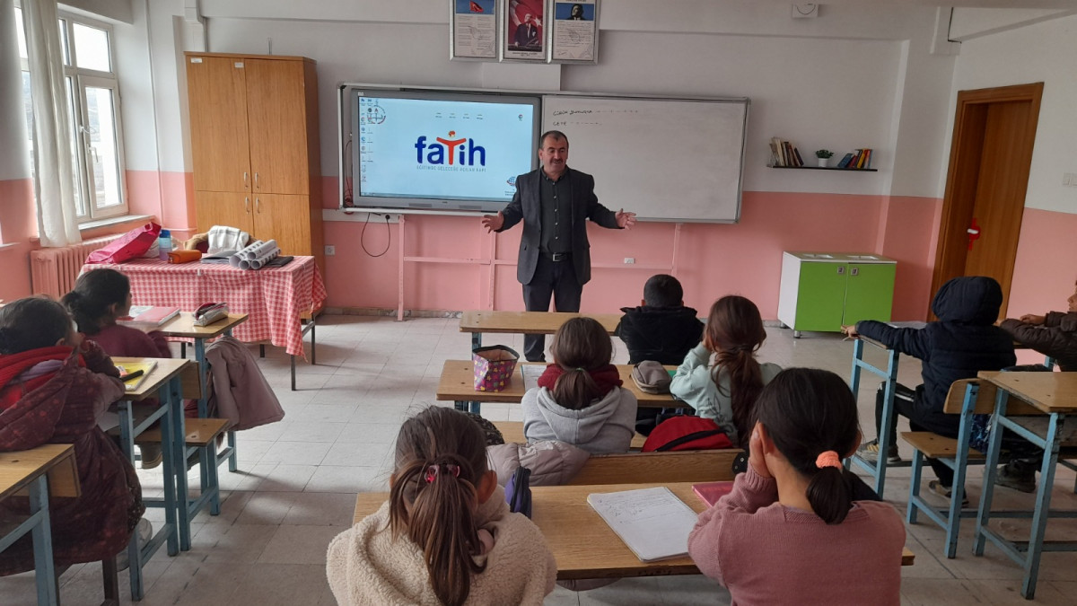 İstek üzerine akademisyenler “Köyde Okuma Etkinlikleri” için Bişek Köyü’ne yine gitti.