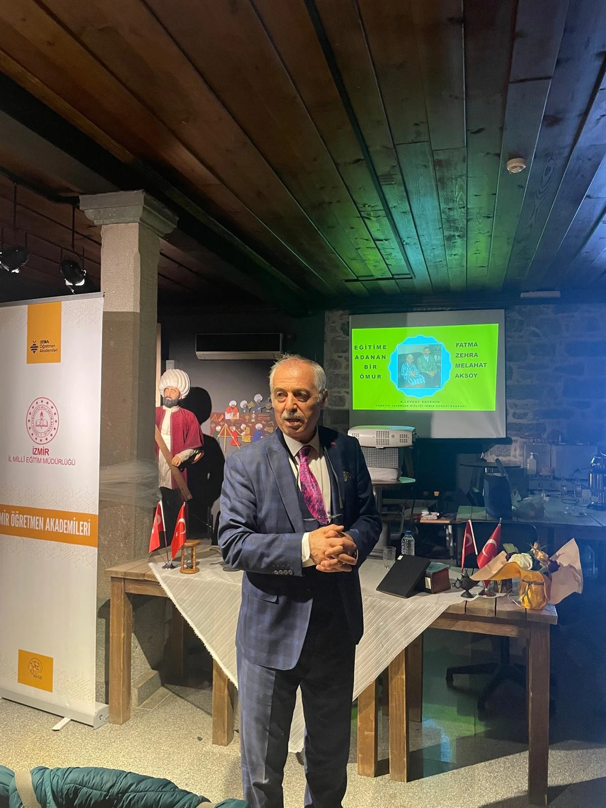 İzmir Öğretmen Akademisinde konuşan yazar Ertekin: “Devletten her zaman alınmaz, verilir de”