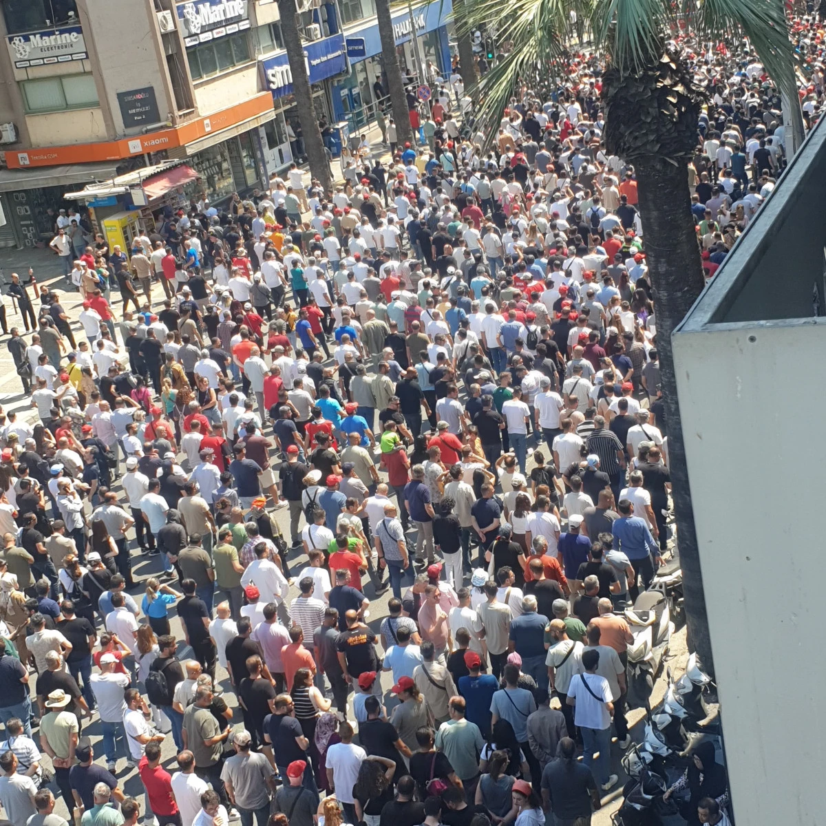 İzmir&rsquo;de Grev Kapsamında B&uuml;y&uuml;k İş&ccedil;i Y&uuml;r&uuml;y&uuml;ş&uuml;: Ulaşımda Aksaklıklar Devam Ediyor