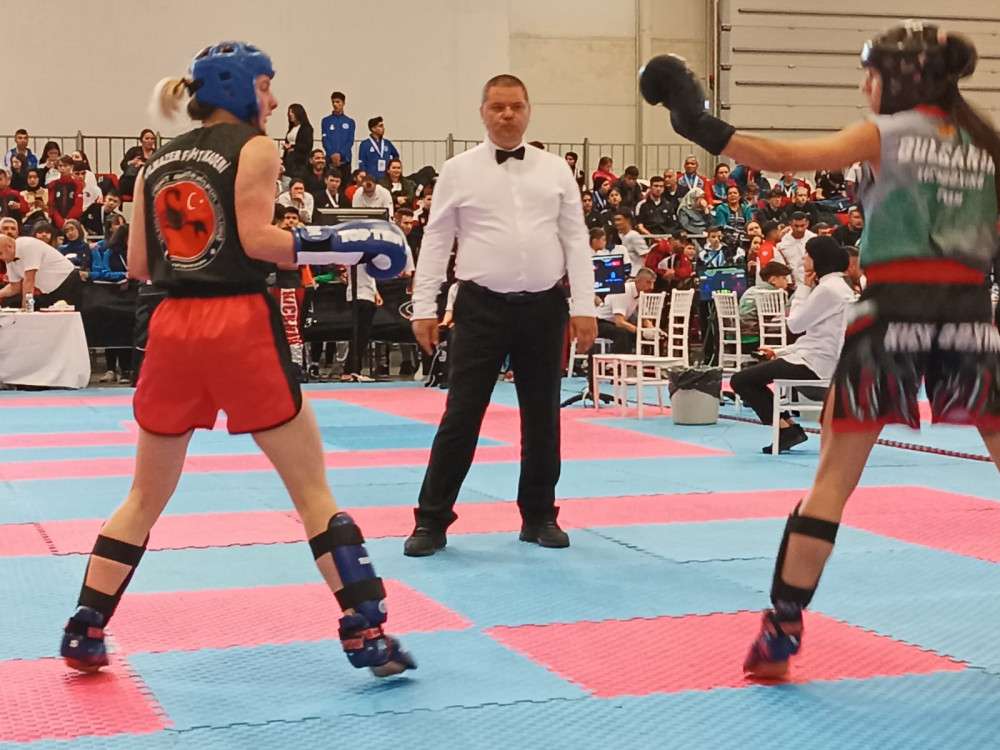 İZMİRLİ MİLLİ -ANTREN&Ouml;R MİLLİ HAKEM AHMET BEREKET D&Uuml;NYA KICK BOKS KUPASINDA HAKEM OLARAK G&Ouml;REV ALDI&hellip;