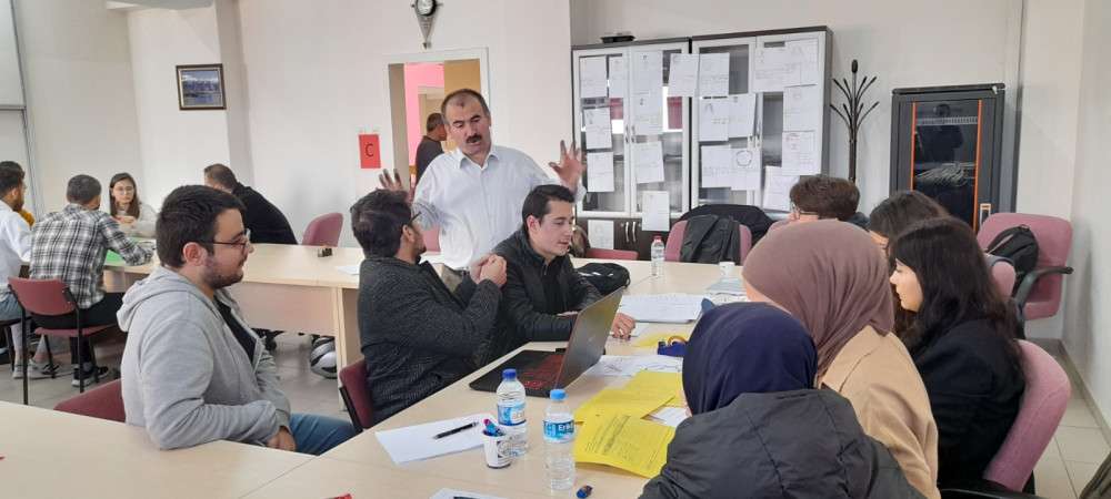 Melikgazi Belediyesi gen&ccedil;lerin eğitimine duyarlı.