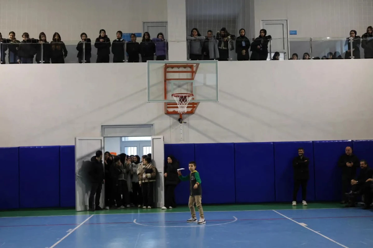 Sultanbeyli&rsquo;de Kağıt U&ccedil;aklar En Uzağa U&ccedil;mak İ&ccedil;in Yarıştı 