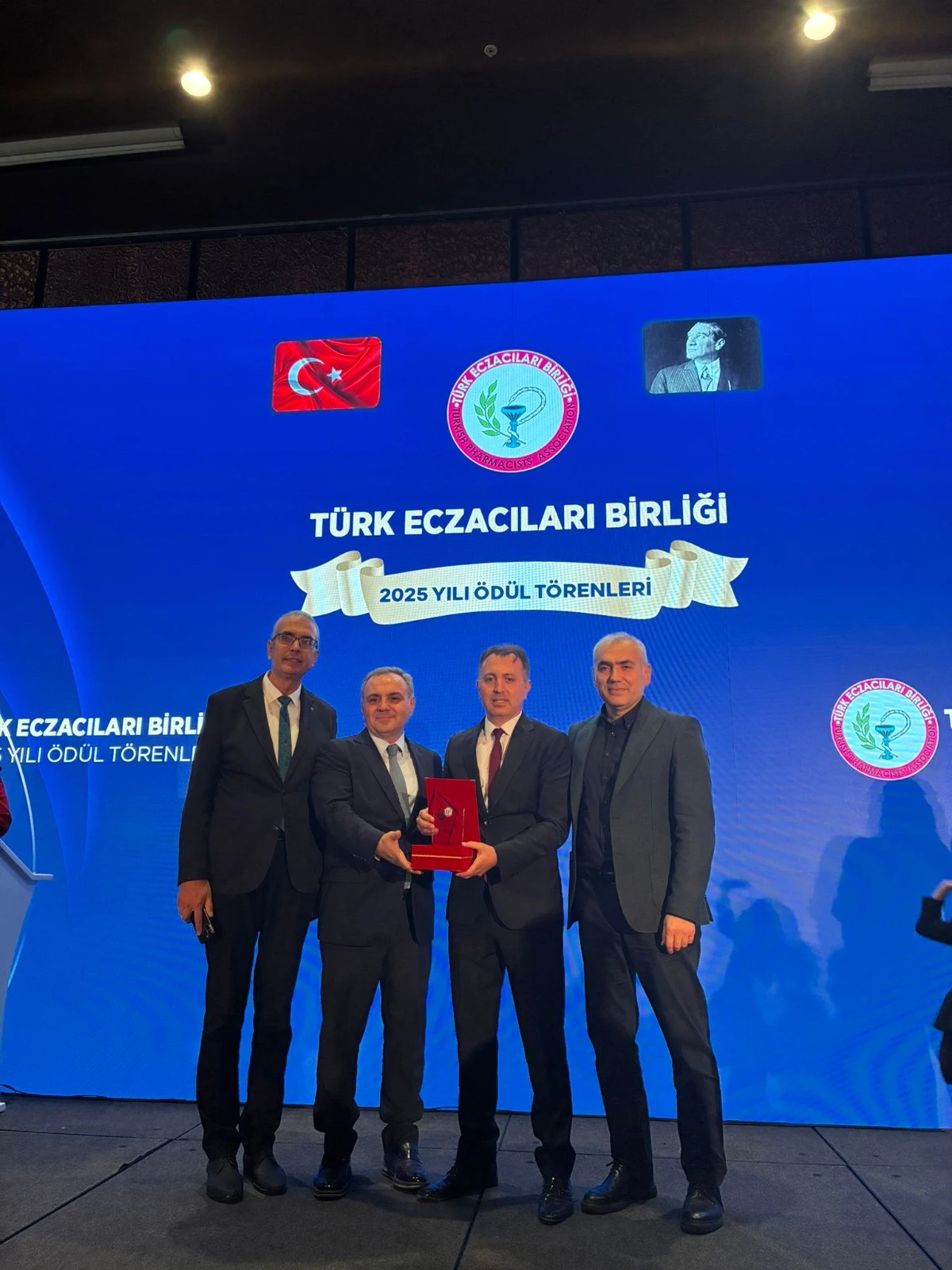 *Türk Eczacıları Birliği Eczacılık Akademisi 2025 yılı bilim, hizmet ve teşvik ödülleri sahiplerini buldu.*