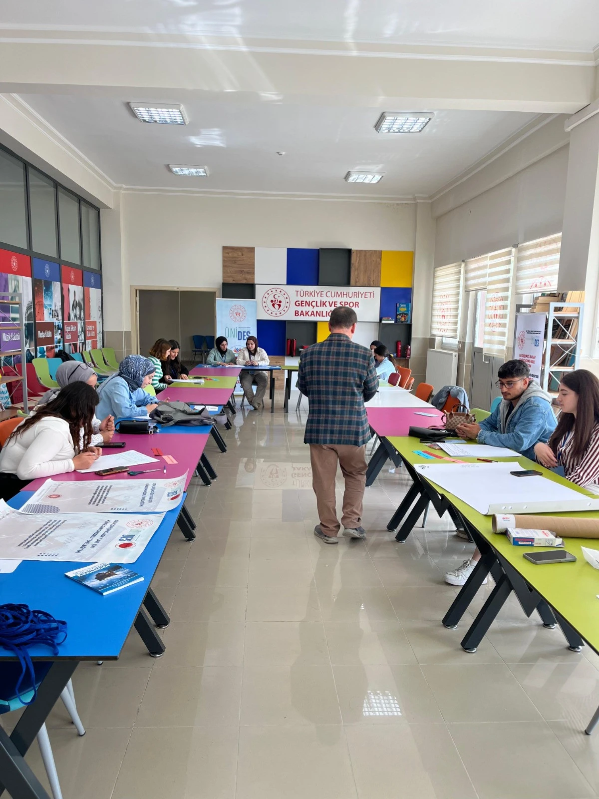 &Uuml;NİDES kapsamında desteklenen &ldquo;Gen&ccedil; Girişimci Adayları i&ccedil;in K&uuml;melenme Modeli Temel Eğitimi&rdquo; projesi başladı