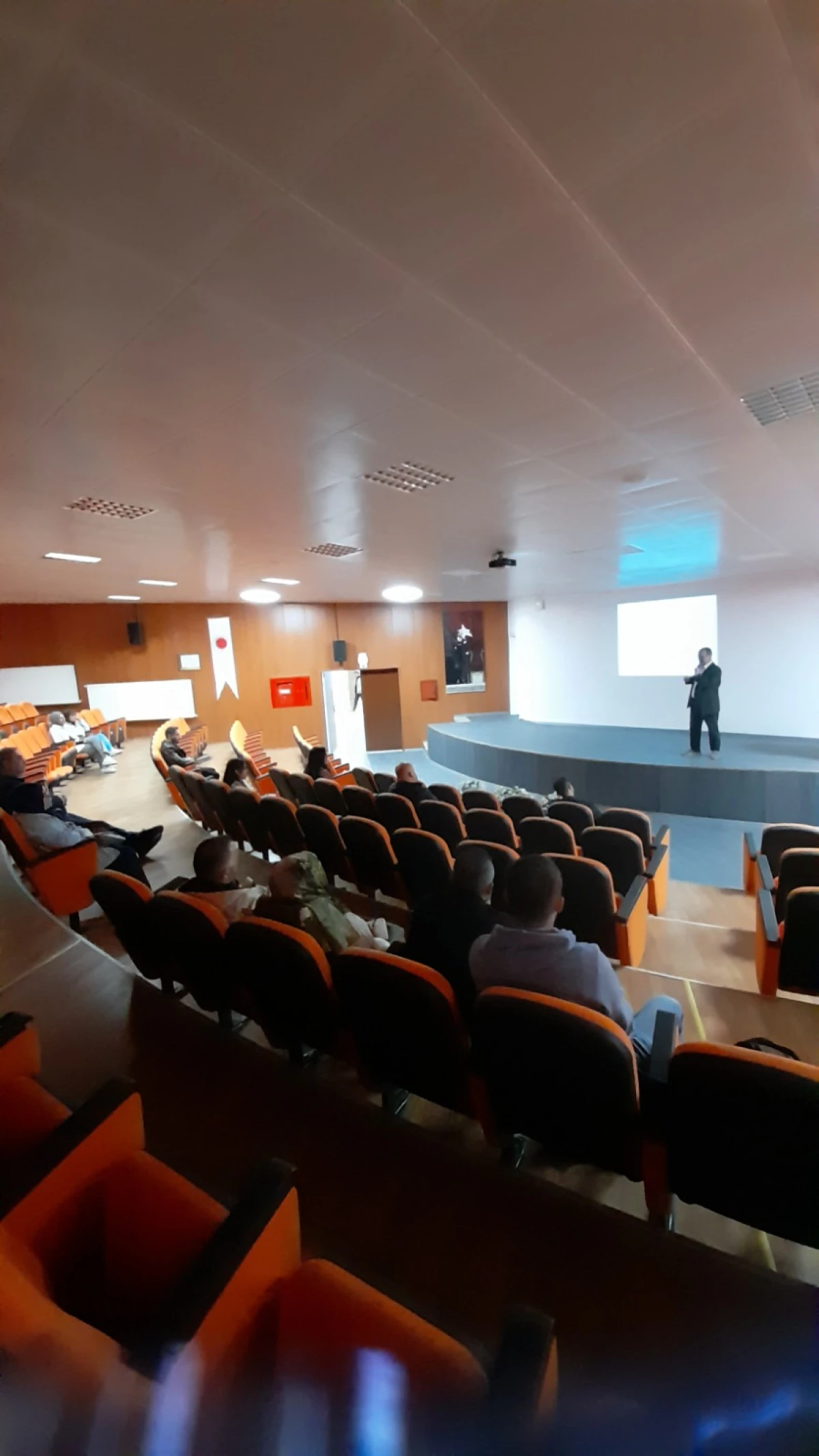 YOBÜ’de öğrenciler için bilimsel araştırma projesi hazırlama konulu seminer düzenlendi.*